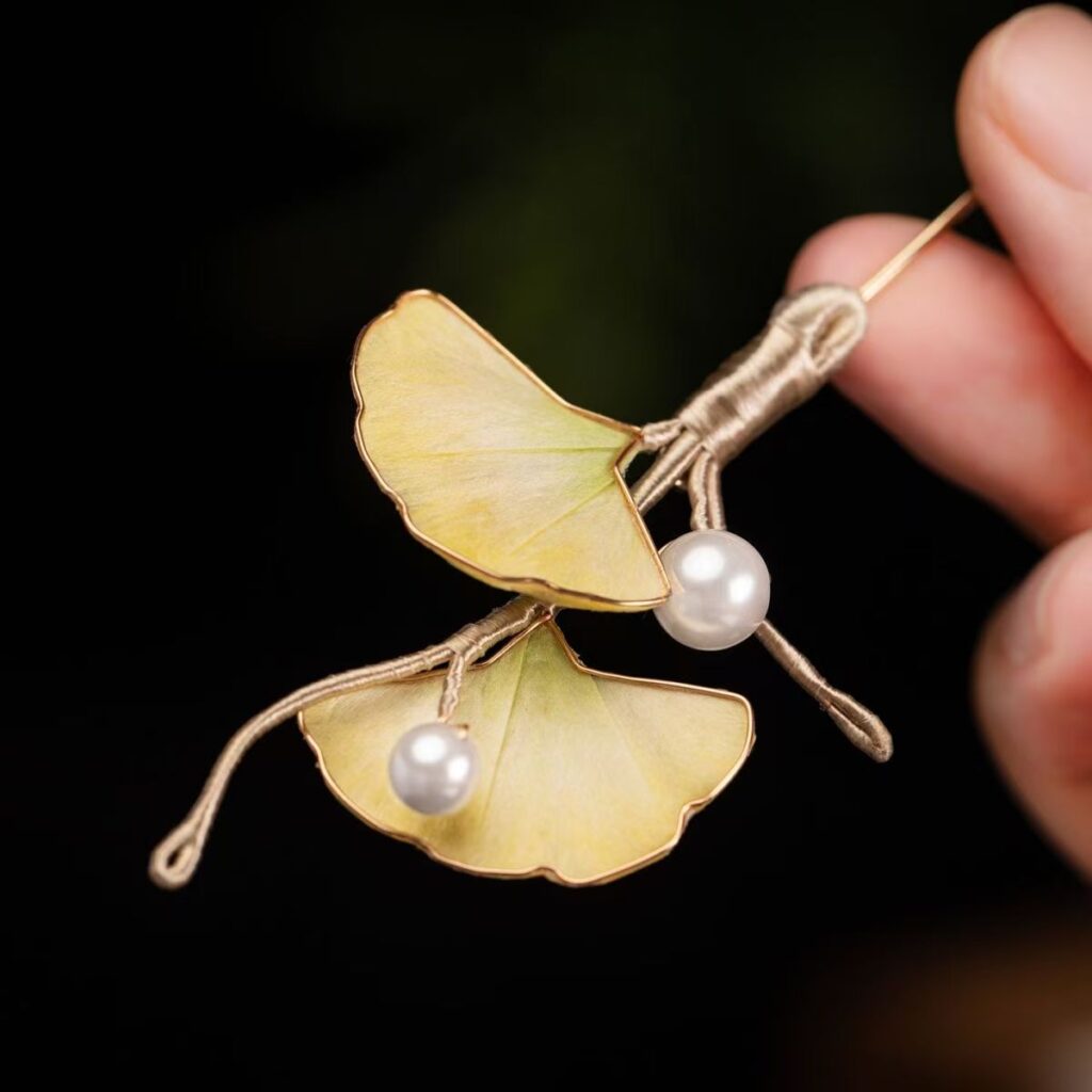 Oriental Ginkgo Velvet Flower Brooch, Chinese Intangible Heritage Handicraft, Retro Leaf Lapel Pin for Cheongsam Dress &mdash; View 4