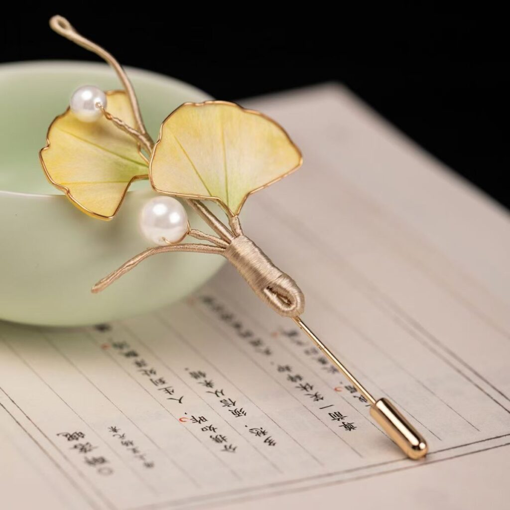 Oriental Ginkgo Velvet Flower Brooch, Chinese Intangible Heritage Handicraft, Retro Leaf Lapel Pin for Cheongsam Dress &mdash; View 1