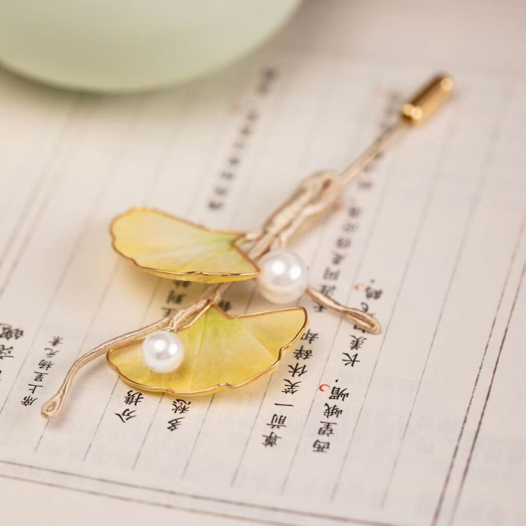 Oriental Ginkgo Velvet Flower Brooch, Chinese Intangible Heritage Handicraft, Retro Leaf Lapel Pin for Cheongsam Dress &mdash; View 3