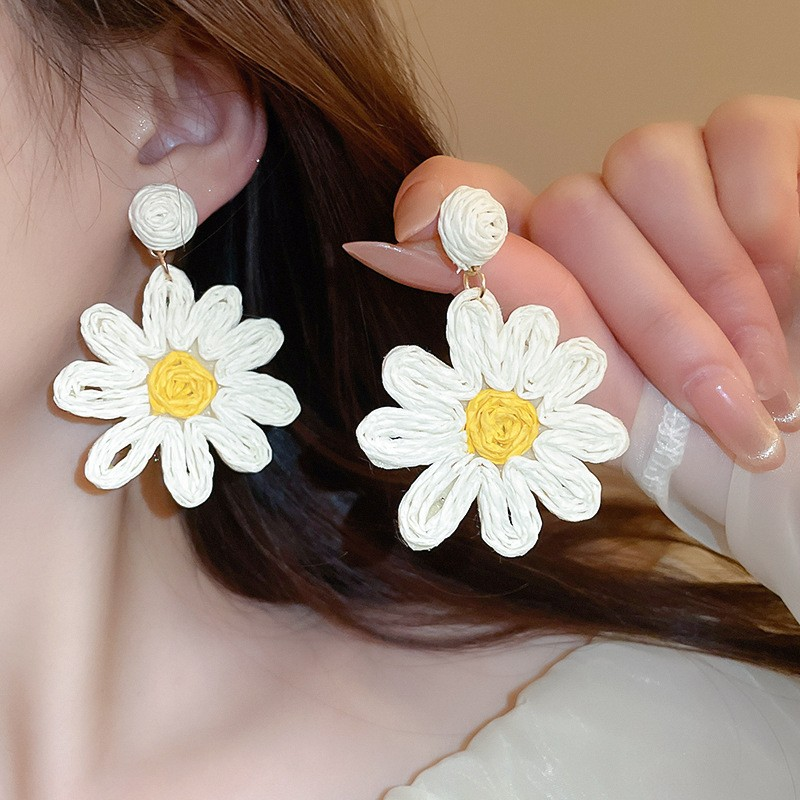 Handwoven  Daisy Drop Earrings, Boho White Flower Statement Earrings, Natural Straw Woven Summer Beach Earrings, Bohemian Chic Vacation Jewelry for Women — View 1