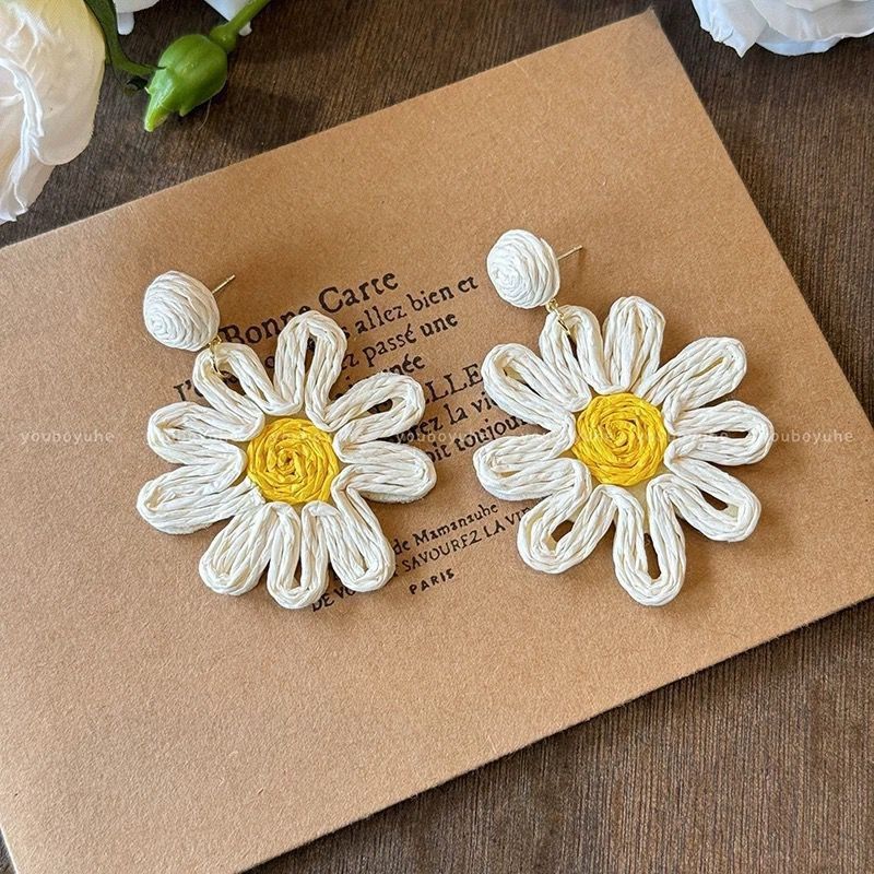 Handwoven  Daisy Drop Earrings, Boho White Flower Statement Earrings, Natural Straw Woven Summer Beach Earrings, Bohemian Chic Vacation Jewelry for Women — View 2