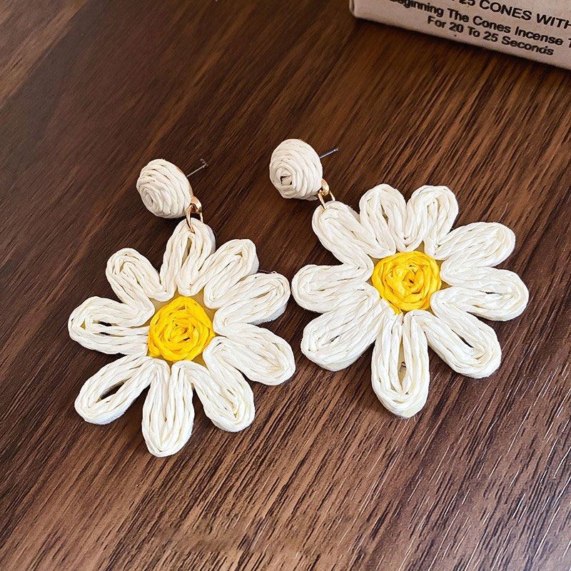 Handwoven  Daisy Drop Earrings, Boho White Flower Statement Earrings, Natural Straw Woven Summer Beach Earrings, Bohemian Chic Vacation Jewelry for Women — View 4