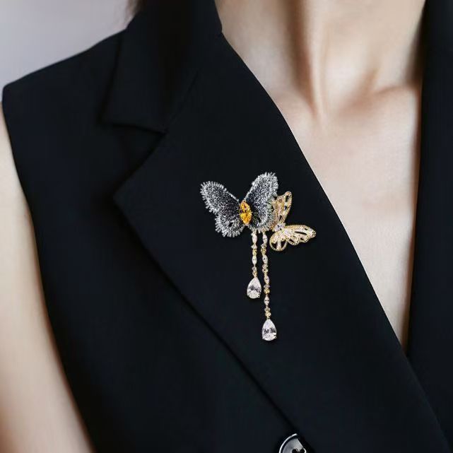 Luxury Embroidered Butterfly Tassel Brooch, High-End Handcrafted Fashion Suit Pin, Elegant Personality Design Lapel Pin, Stylish Clothing Accessory for Women — View 3