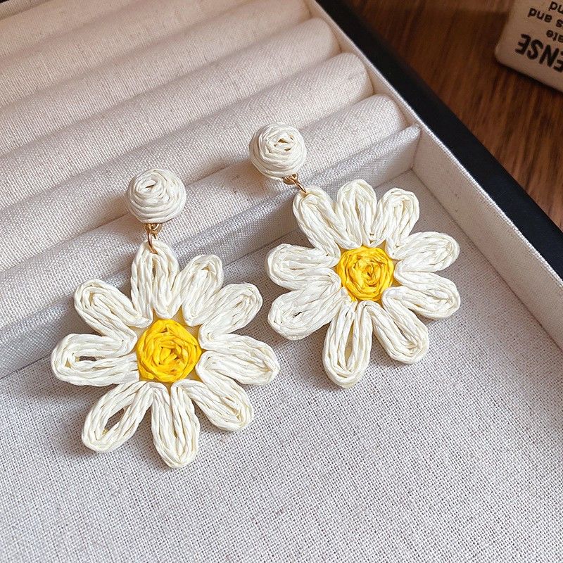Handwoven  Daisy Drop Earrings, Boho White Flower Statement Earrings, Natural Straw Woven Summer Beach Earrings, Bohemian Chic Vacation Jewelry for Women — View 5