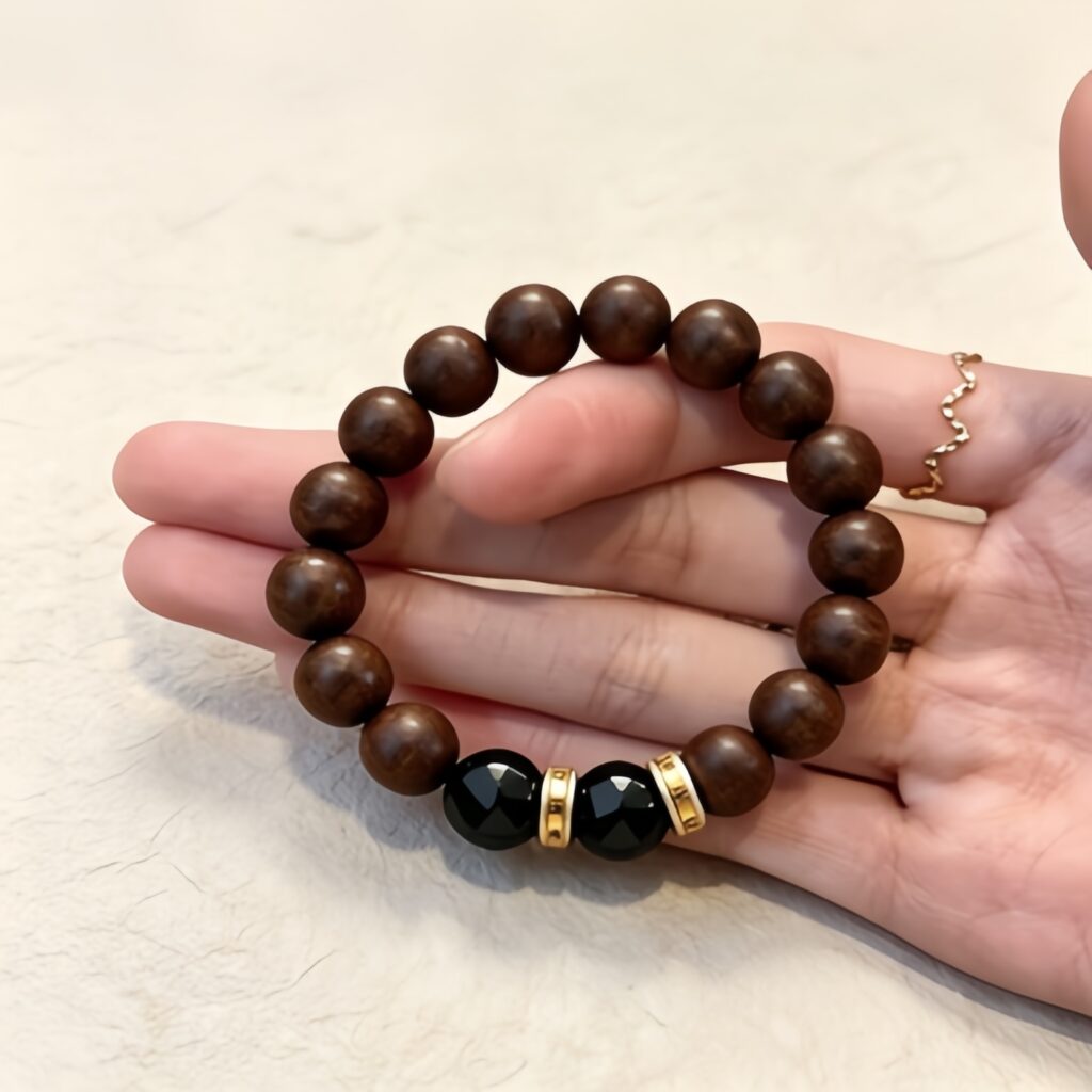 Beruhigendes Armband mit nat&uuml;rlichem Birnen-Weihrauch, handgefertigte Agarholz-Sandelholz-Aromaperlen mit schwarzem Symbolkristall und Metallabstandshaltern, sanfte Stimmung, Entspannung und Schlafunterst&uuml;tzung, Wellness-Schmuck &ndash; Ansicht 2